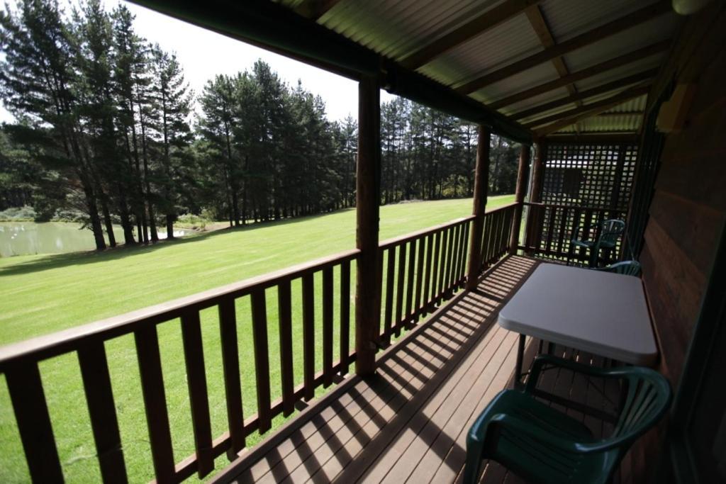Hawke Brook Chalets Пембертон Экстерьер фото
