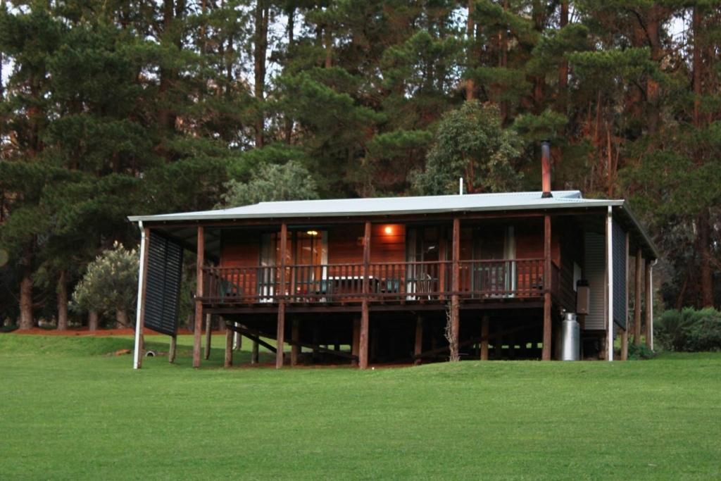 Hawke Brook Chalets Пембертон Экстерьер фото