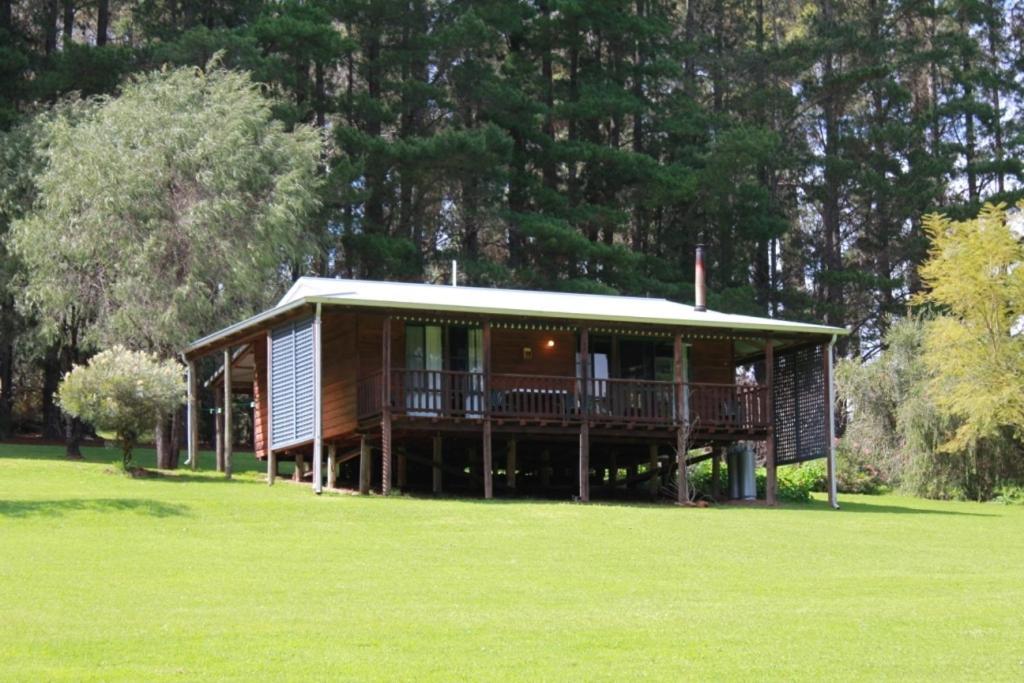 Hawke Brook Chalets Пембертон Экстерьер фото