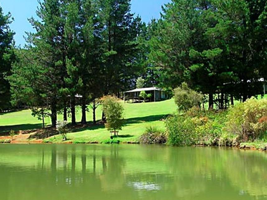 Hawke Brook Chalets Пембертон Экстерьер фото