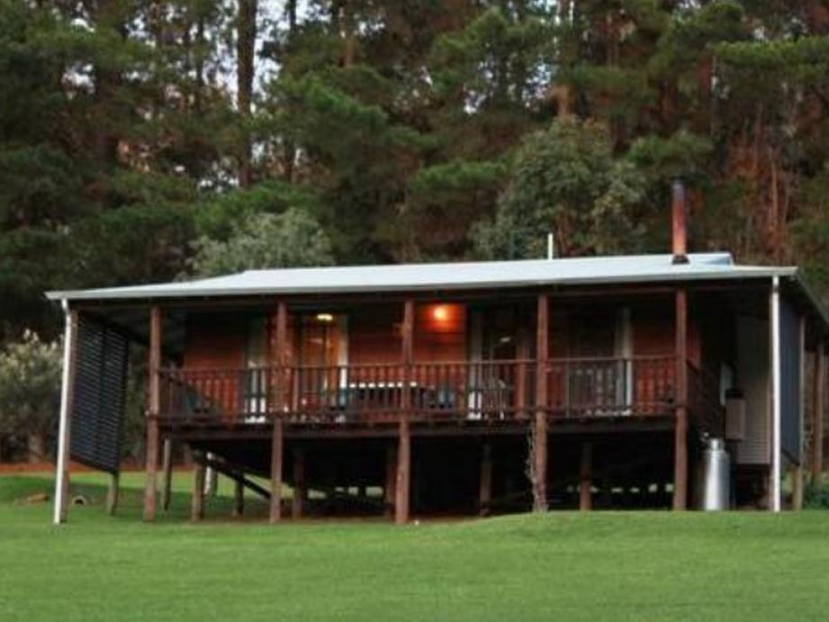 Hawke Brook Chalets Пембертон Экстерьер фото