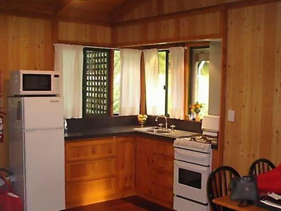 Hawke Brook Chalets Пембертон Экстерьер фото